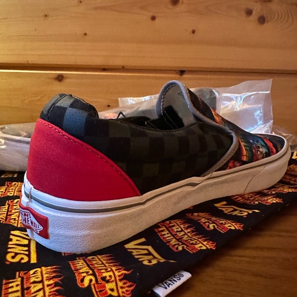 NWT Stranger Things Custom Off The Wall Slides Loafers - Picture 6 of 10